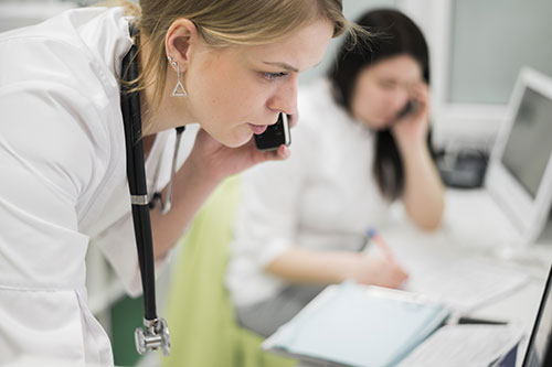 doctor-talking-phone-wooman docteur phone wooman